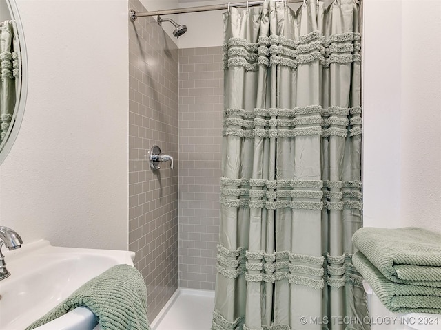 bathroom featuring a tile shower