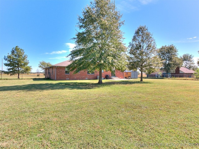 view of yard featuring a storage shed