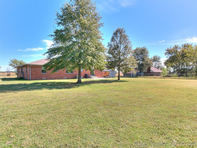 view of yard featuring a shed