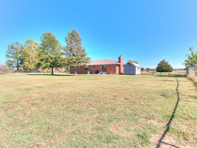 view of yard with a shed