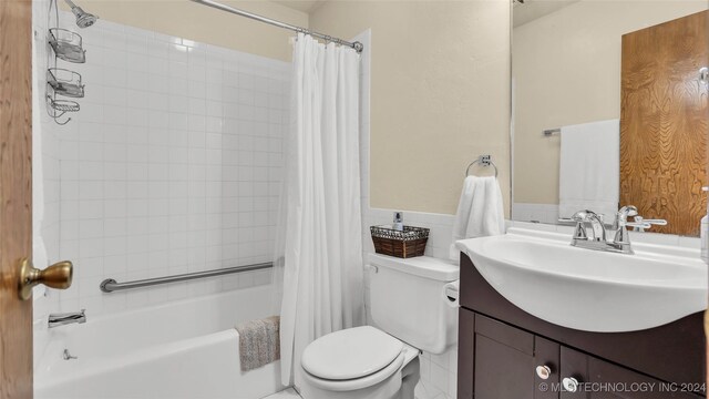 full bathroom with vanity, toilet, and shower / tub combo