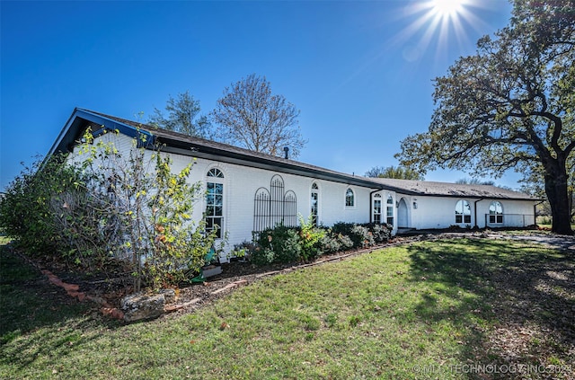 ranch-style house featuring a front yard