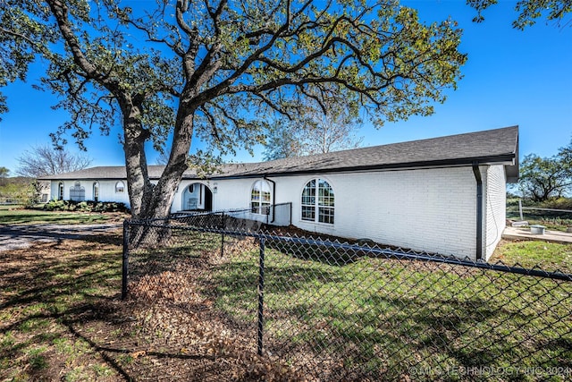 ranch-style house with a front yard