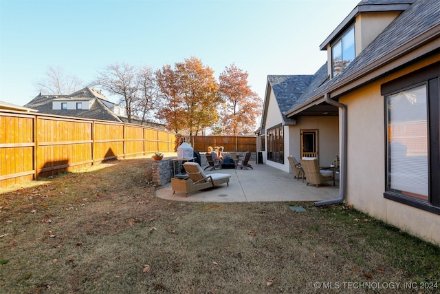 view of yard featuring a patio