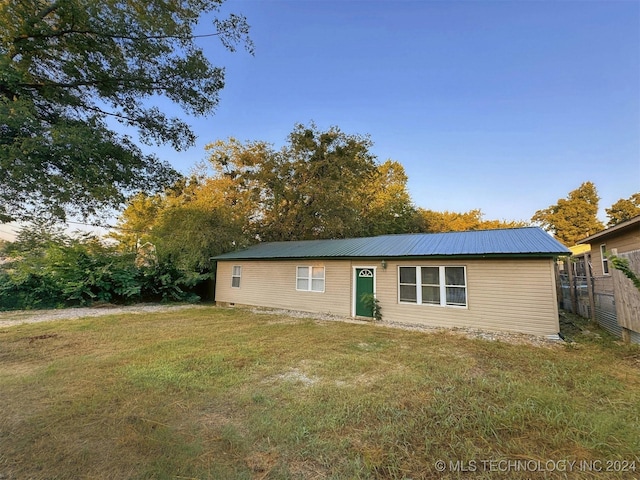 view of front of property featuring a front yard