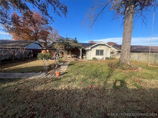 single story home with a front lawn