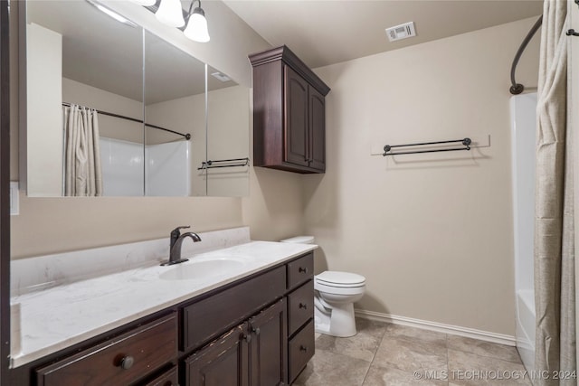 full bathroom with shower / tub combo with curtain, vanity, and toilet