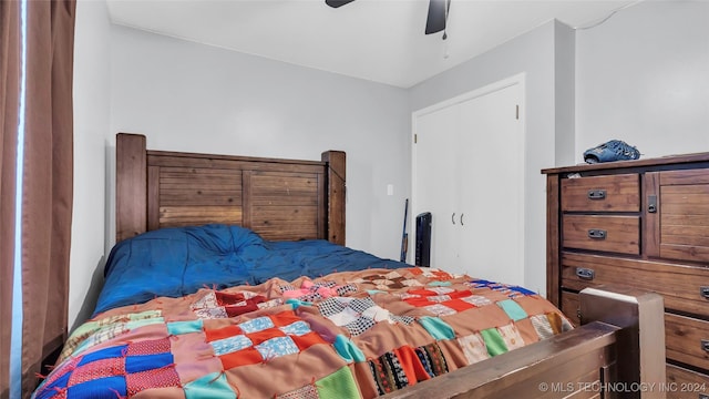 bedroom with ceiling fan