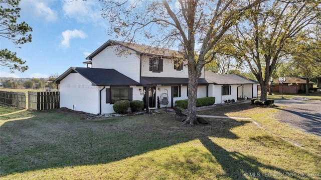 view of front of house featuring a front yard