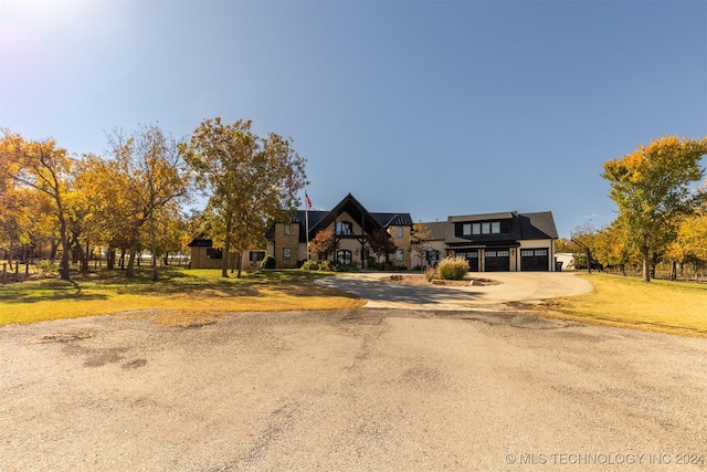 view of front of property featuring a front yard