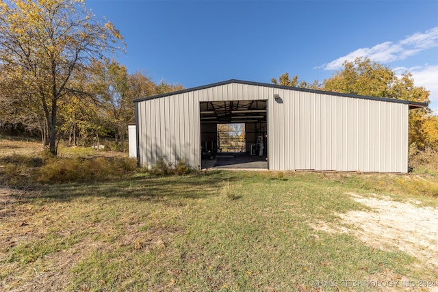 view of outdoor structure featuring a yard