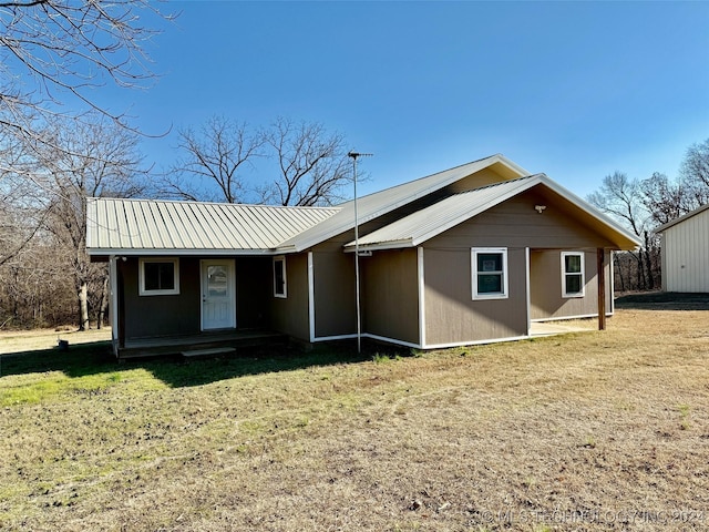 ranch-style home featuring a front lawn