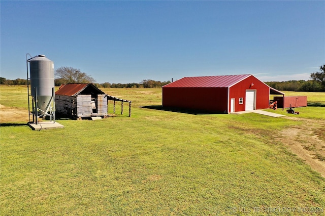 view of yard featuring a rural view and an outdoor structure