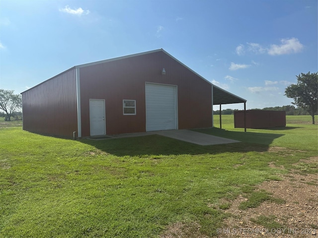 view of outdoor structure featuring a garage and a yard