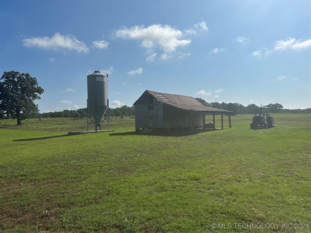 view of yard with a rural view