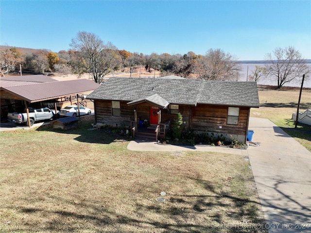 view of front of property featuring a front lawn and a carport