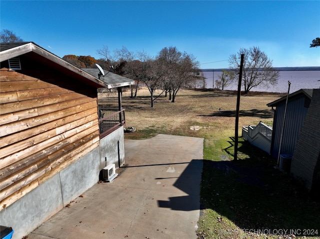 view of yard featuring a patio area