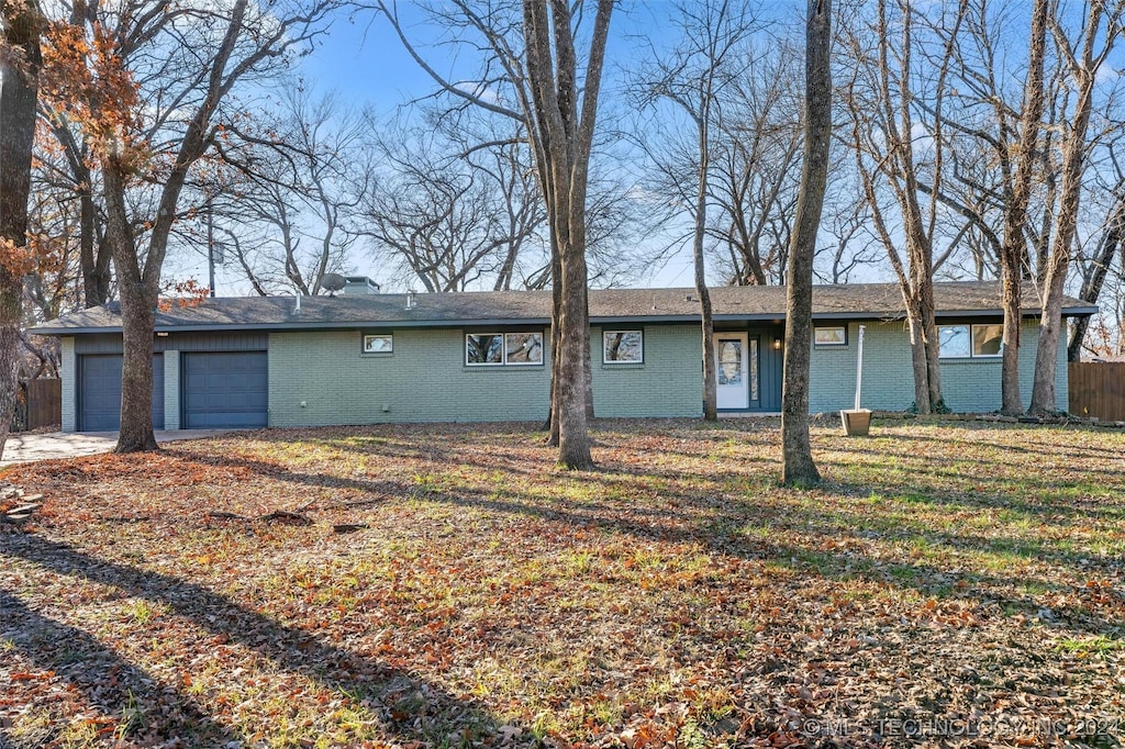 1811 Skyline Pl, Bartlesville, OK 74006 - view of front of house with a front yard and a garage
