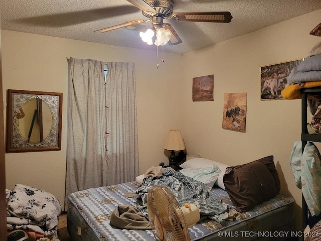 bedroom featuring ceiling fan and a textured ceiling