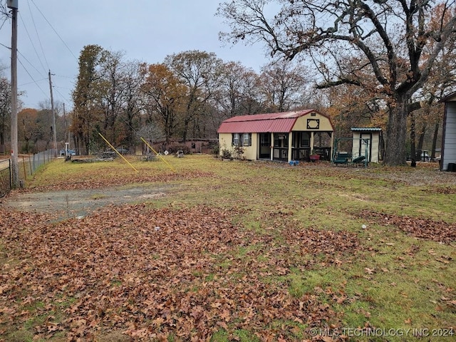 view of yard with an outdoor structure