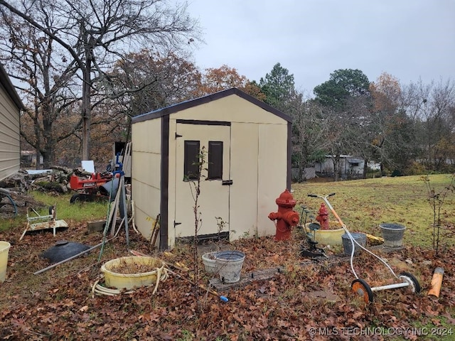 view of outdoor structure featuring a yard