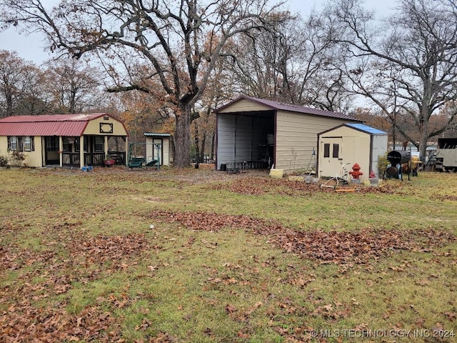 view of yard featuring an outbuilding