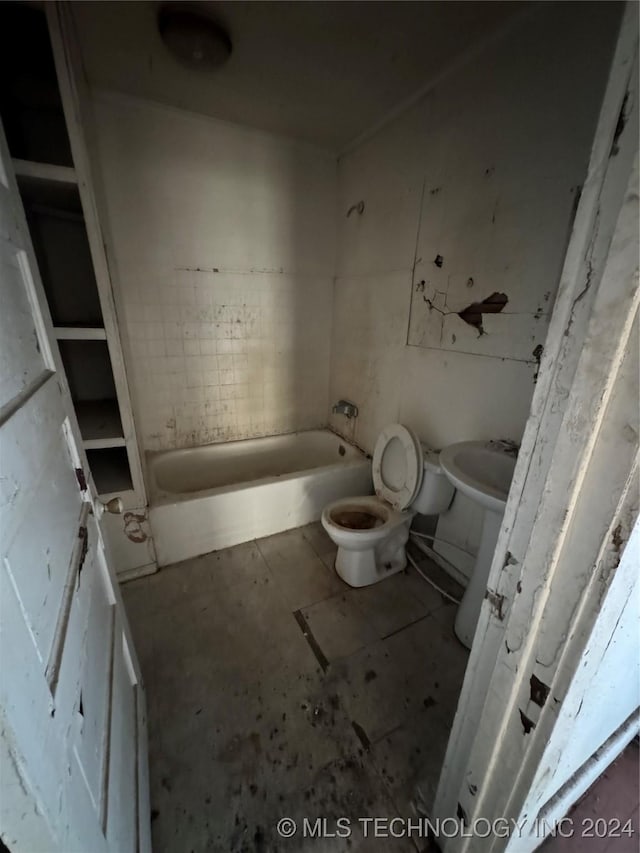 bathroom featuring sink, a bathtub, and toilet