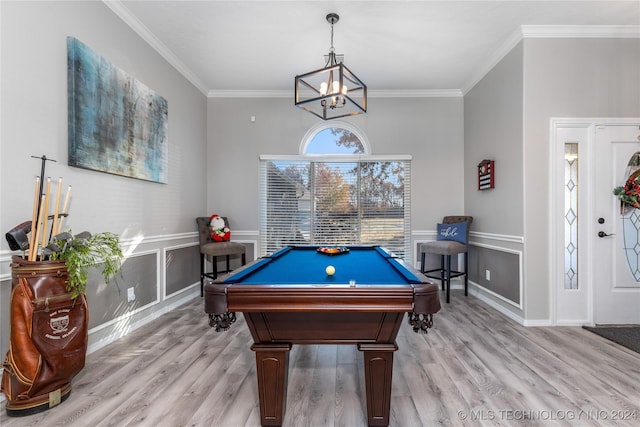 recreation room with an inviting chandelier, light hardwood / wood-style flooring, crown molding, and pool table