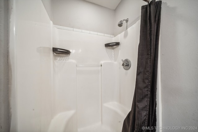 bathroom with curtained shower