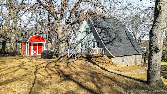 view of yard featuring a storage shed and a wooden deck