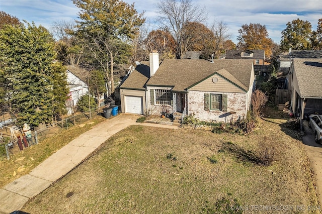 view of front of home featuring a front yard and a garage