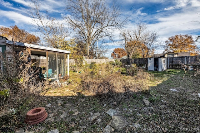 view of yard featuring a shed