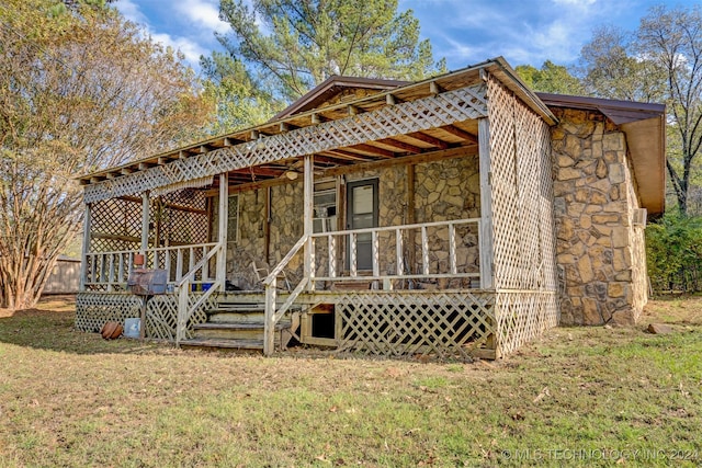 back of house featuring a yard