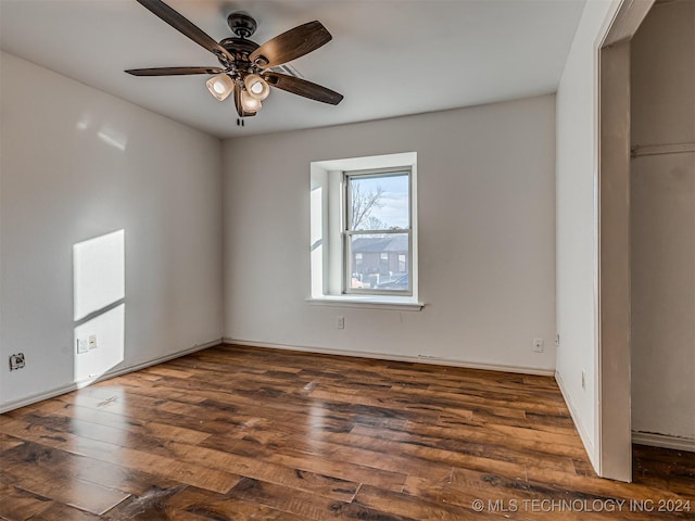 empty room featuring dark hardwood / wood-style floors and ceiling fan