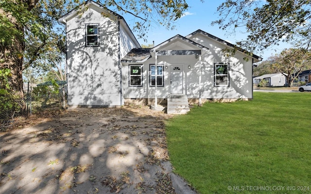 view of front of house with a front lawn