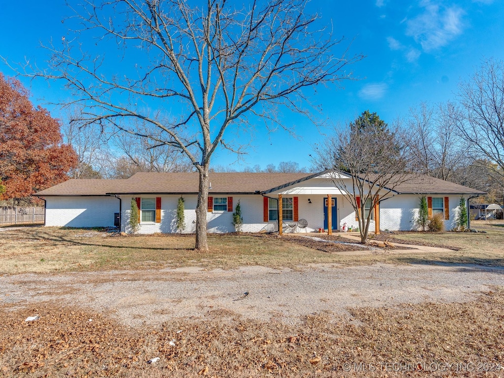 ranch-style home featuring a front lawn