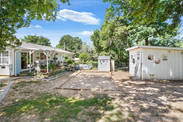 view of yard featuring a storage unit