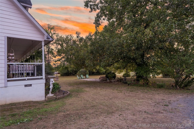 view of yard at dusk