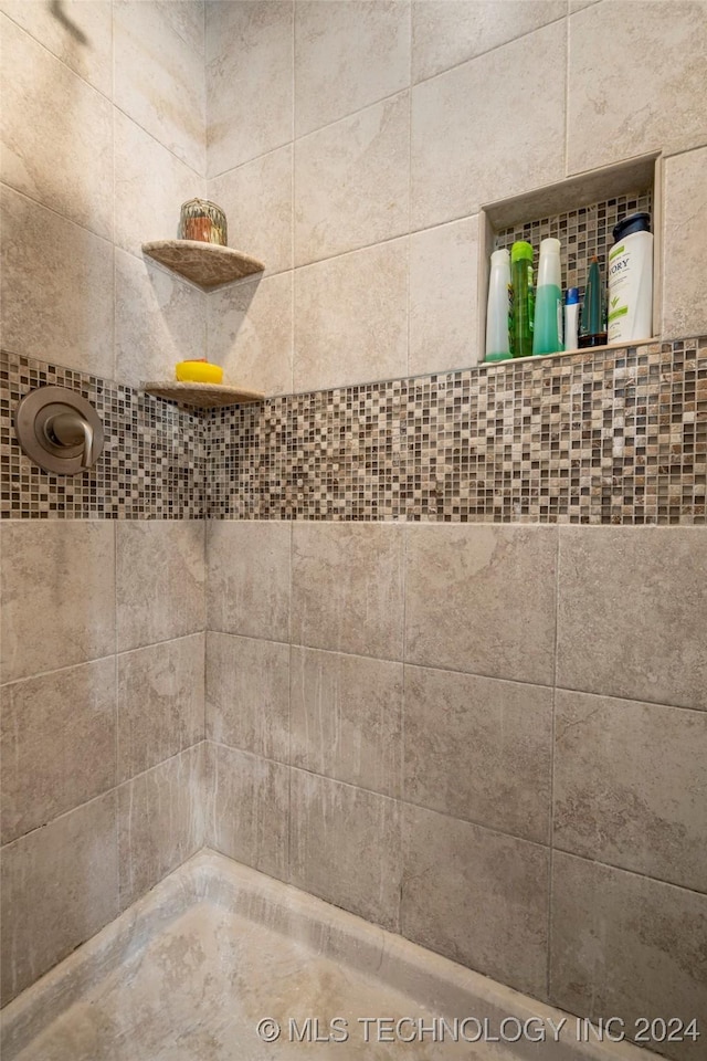 details featuring tiled shower