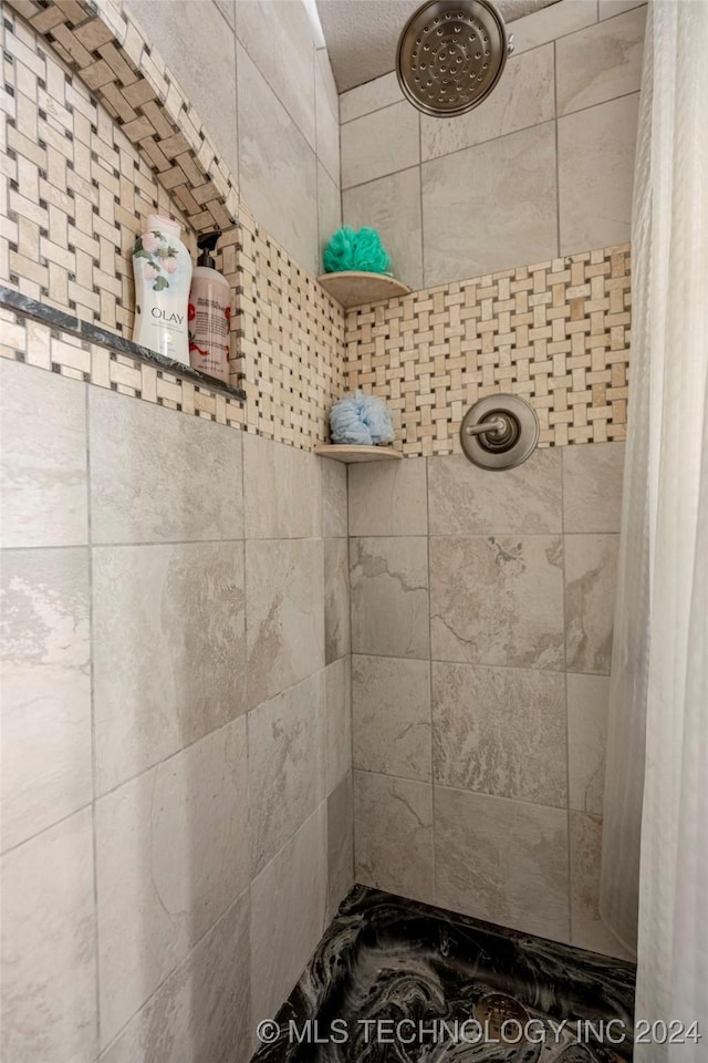 bathroom featuring tiled shower