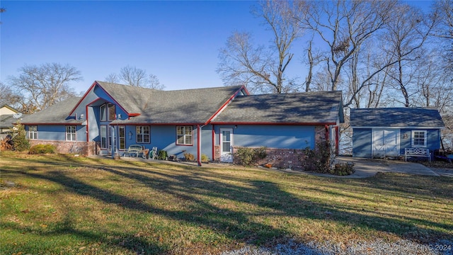 view of front of house featuring an outdoor structure and a front yard