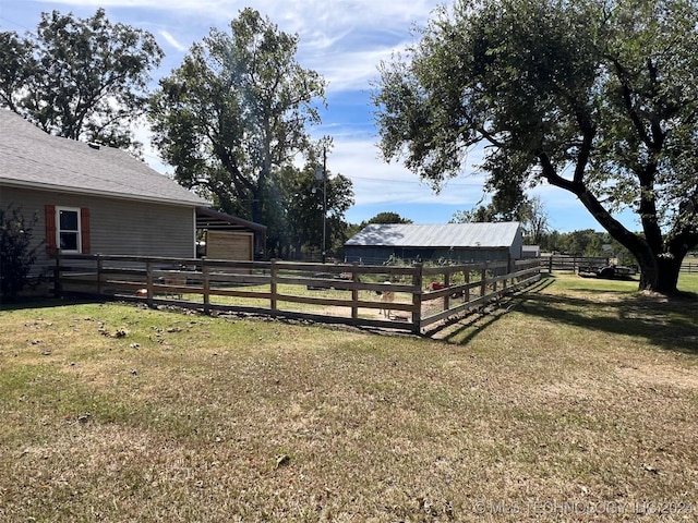 view of yard featuring an outdoor structure