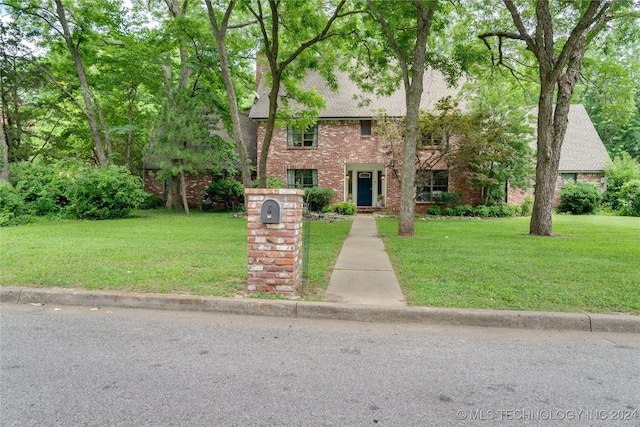 view of front of property with a front lawn