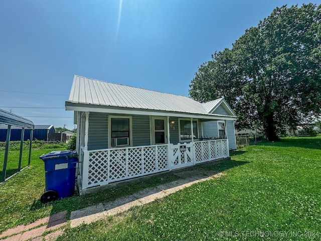 view of front of house featuring a porch and a front lawn