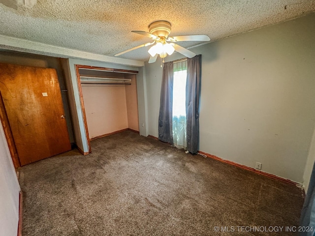 unfurnished bedroom featuring carpet, ceiling fan, a textured ceiling, and a closet