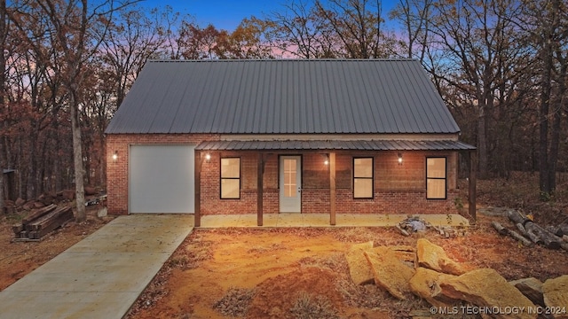 view of front facade featuring a garage