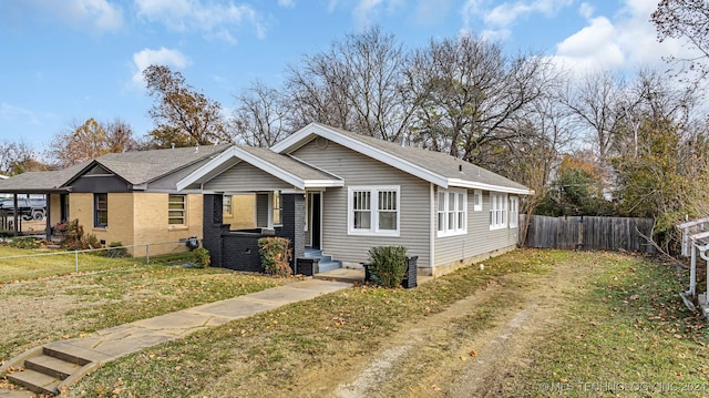 bungalow featuring a front lawn