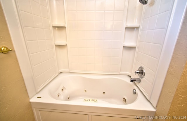 bathroom with tiled shower / bath