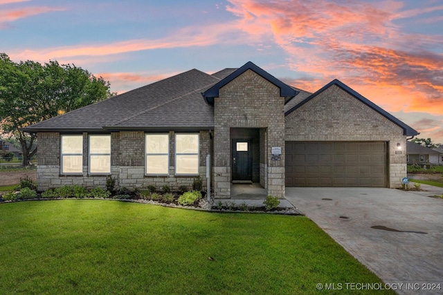 view of front of house featuring a yard and a garage