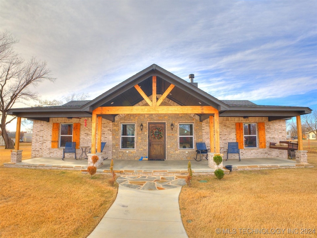 view of front of property featuring a front lawn and a porch